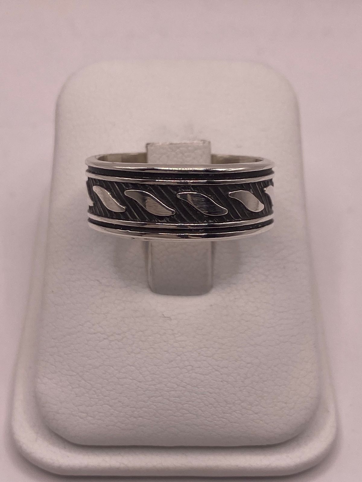 Anillo de Plata 925 con Grabado Geométrico Inclinado y Fondo Oscuro