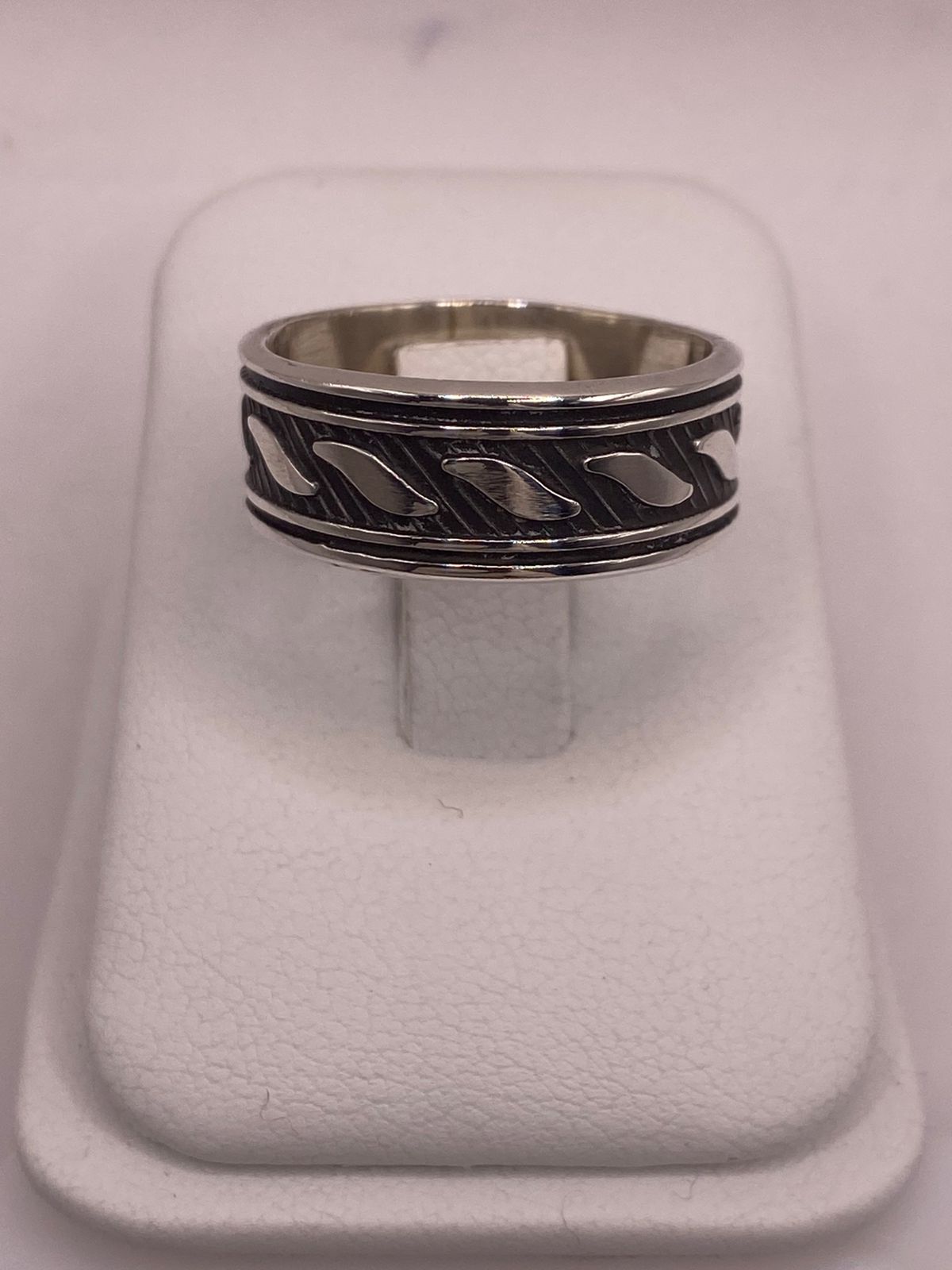 Anillo de Plata 925 con Grabado Geométrico Inclinado y Fondo Oscuro