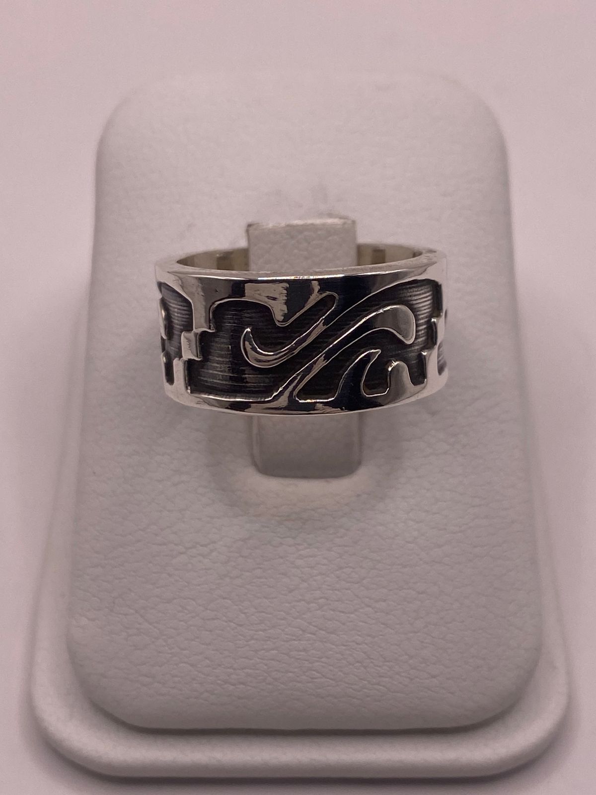 Anillo de Plata 925 con Grabado Orgánico en Relieve y Fondo Oscuro