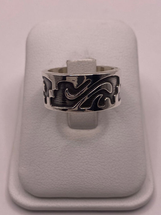 Anillo de Plata 925  con Grabado Orgánico en Relieve y Fondo Oscuro