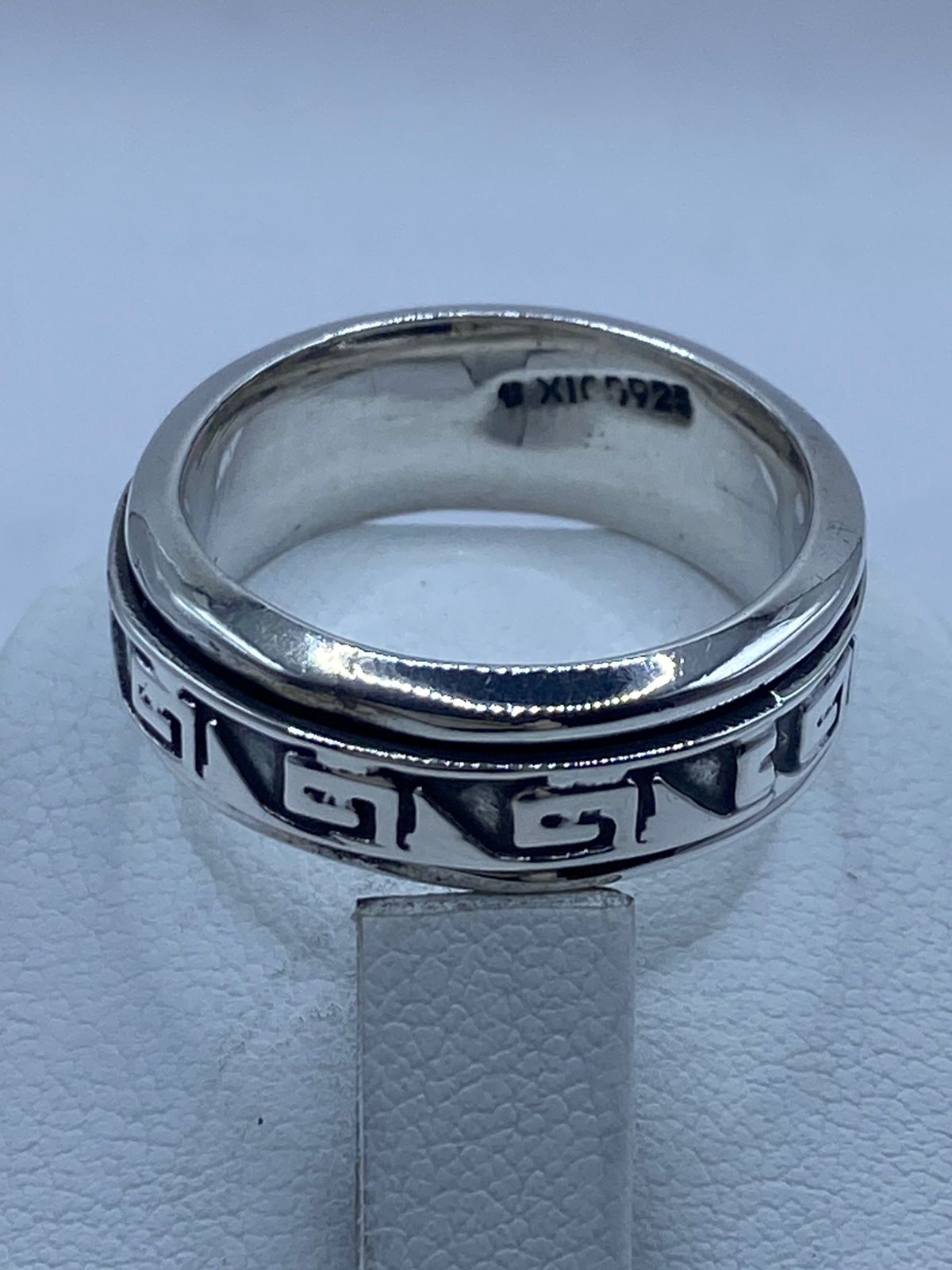 Sello .925 en el interior de anillo spinner con greca grabada, plata artesanal hecha en Taxco Guerrero