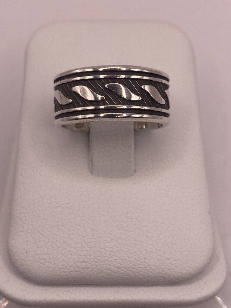 Anillo de Plata 925 con Motivos Ondulados y Diseño Atemporal