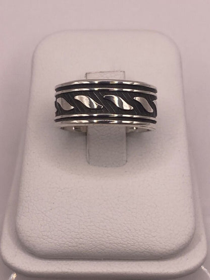 Anillo de Plata 925 con Motivos Ondulados y Diseño Atemporal, vista frontal
