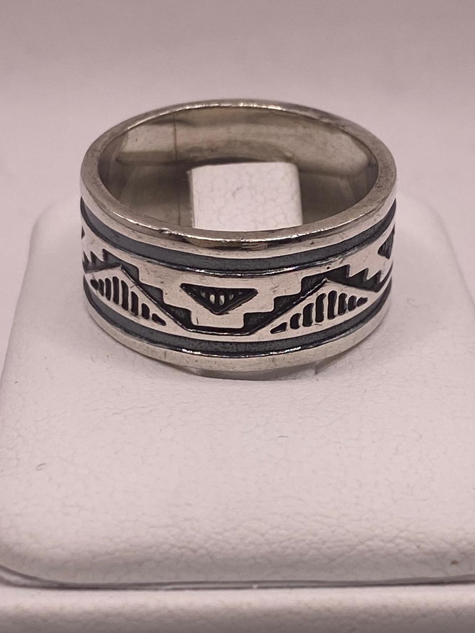 Anillo de Plata 925 con Motivo Tribal y Acabado Oxidado