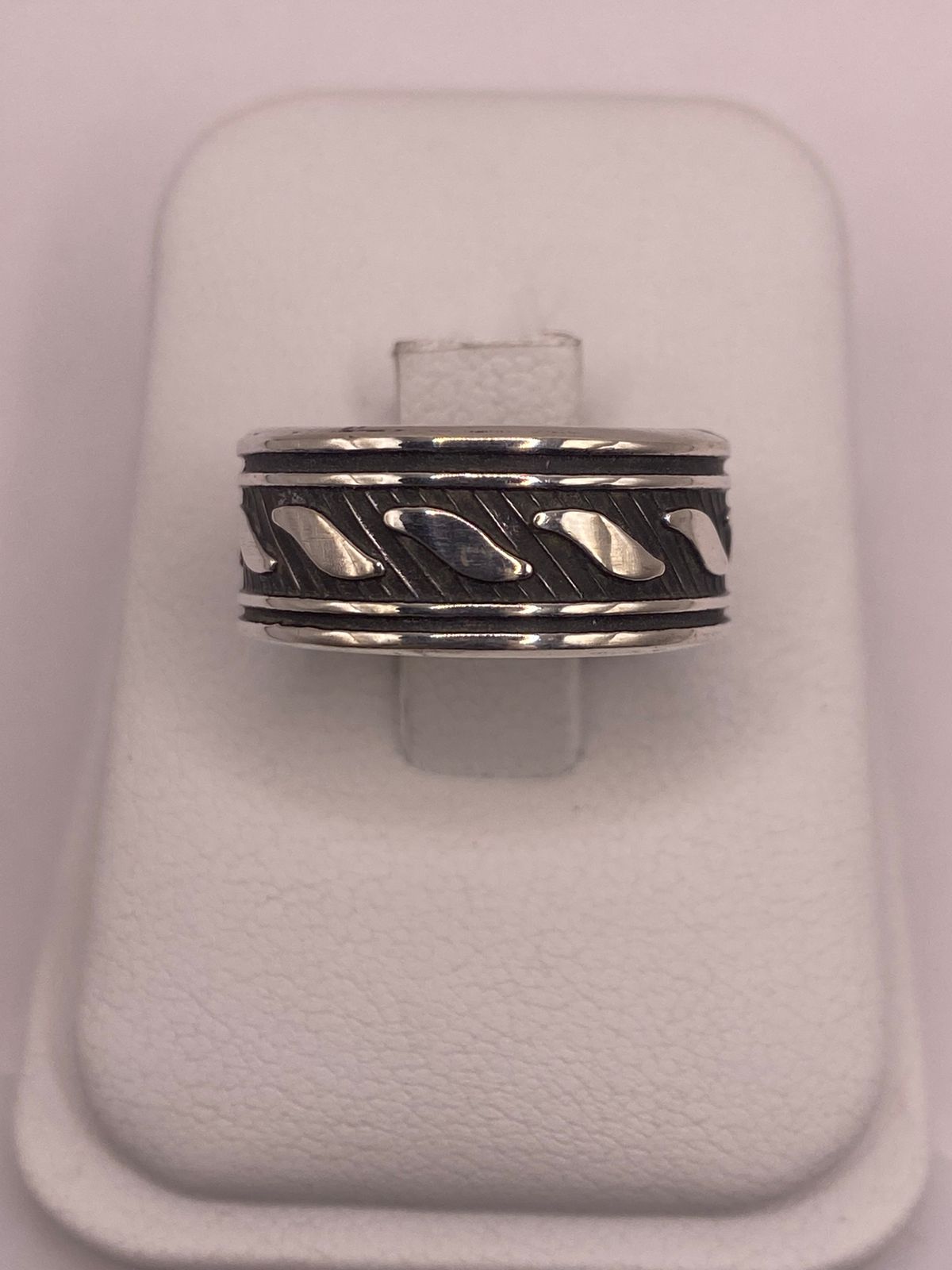 Anillo de Plata 925 con Motivos Ondulados y Diseño Atemporal