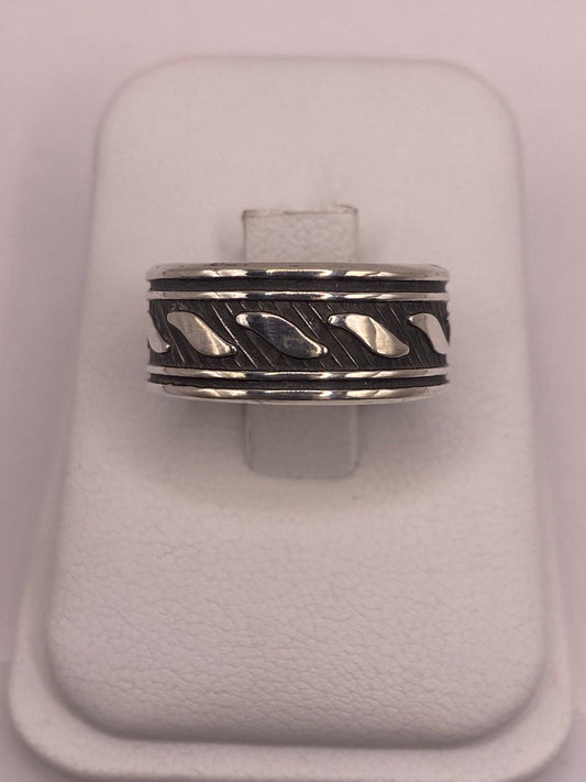 Anillo de Plata 925  con Motivos Ondulados y Diseño Atemporal