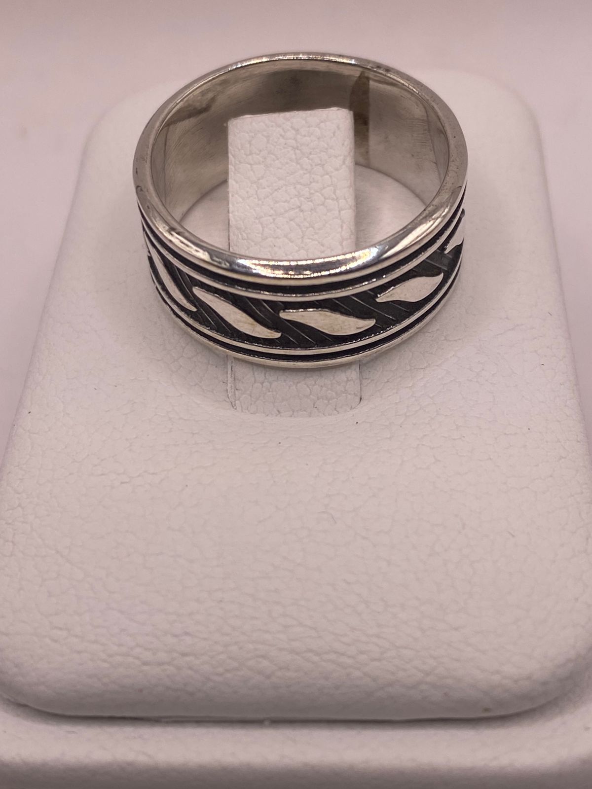 Anillo de Plata 925 con Motivos Ondulados y Diseño Atemporal