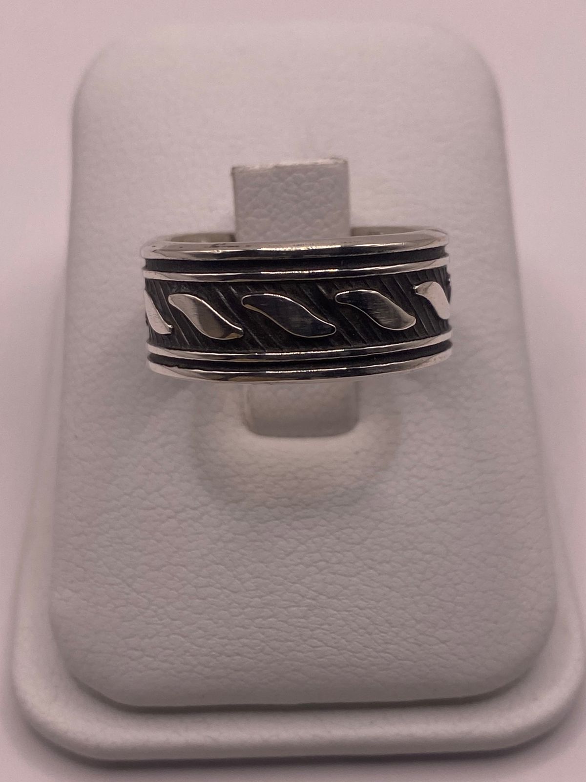 Anillo de Plata 925 con Motivos Ondulados y Diseño Atemporal