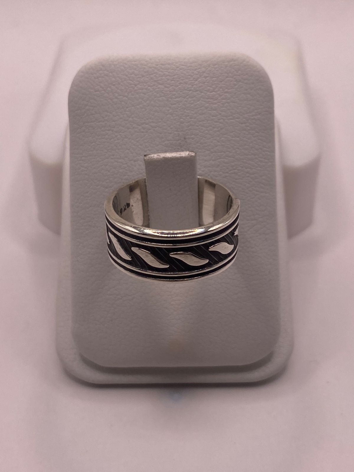 Anillo de Plata 925 con Motivos Ondulados y Diseño Atemporal