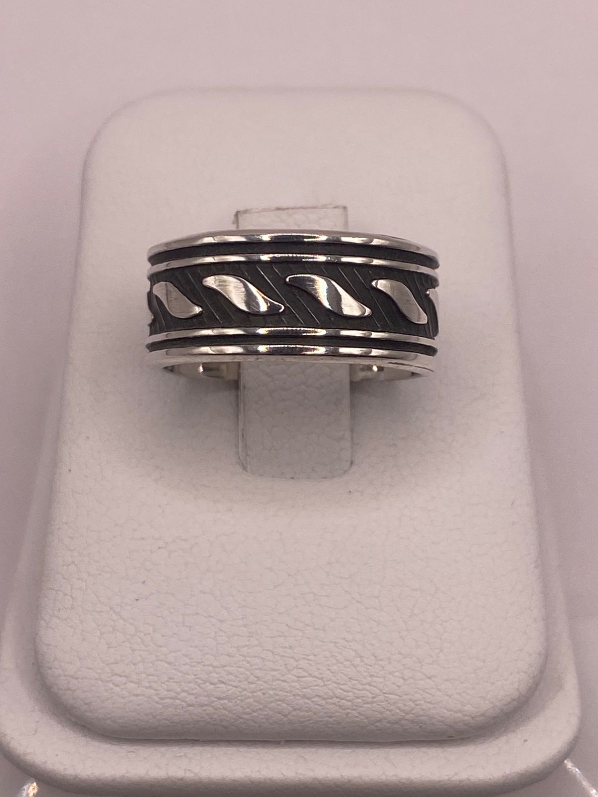 Anillo de Plata 925 con Motivos Ondulados y Diseño Atemporal