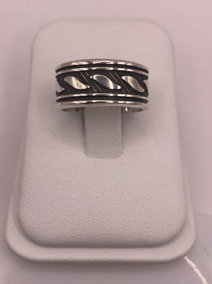 Anillo de Plata 925 con Motivos Ondulados y Diseño Atemporal, vista frontal