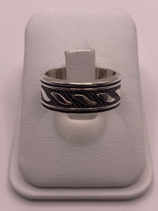 Anillo de Plata 925  con Motivos Ondulados y Diseño Contemporáneo