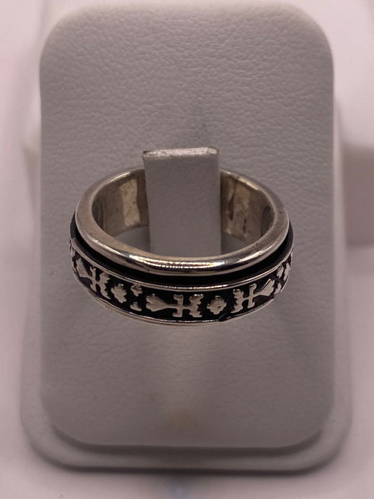 Anillo de Plata 925  con Motivos Simbólicos Grabados y Acabado Oxidado