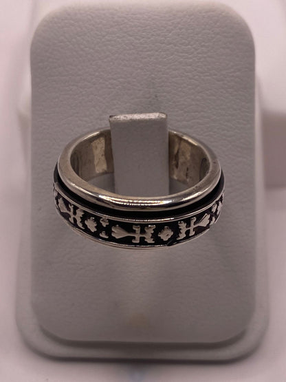 Anillo de Plata 925 con Motivos Simbólicos Grabados y Acabado Oxidado, vista frontal