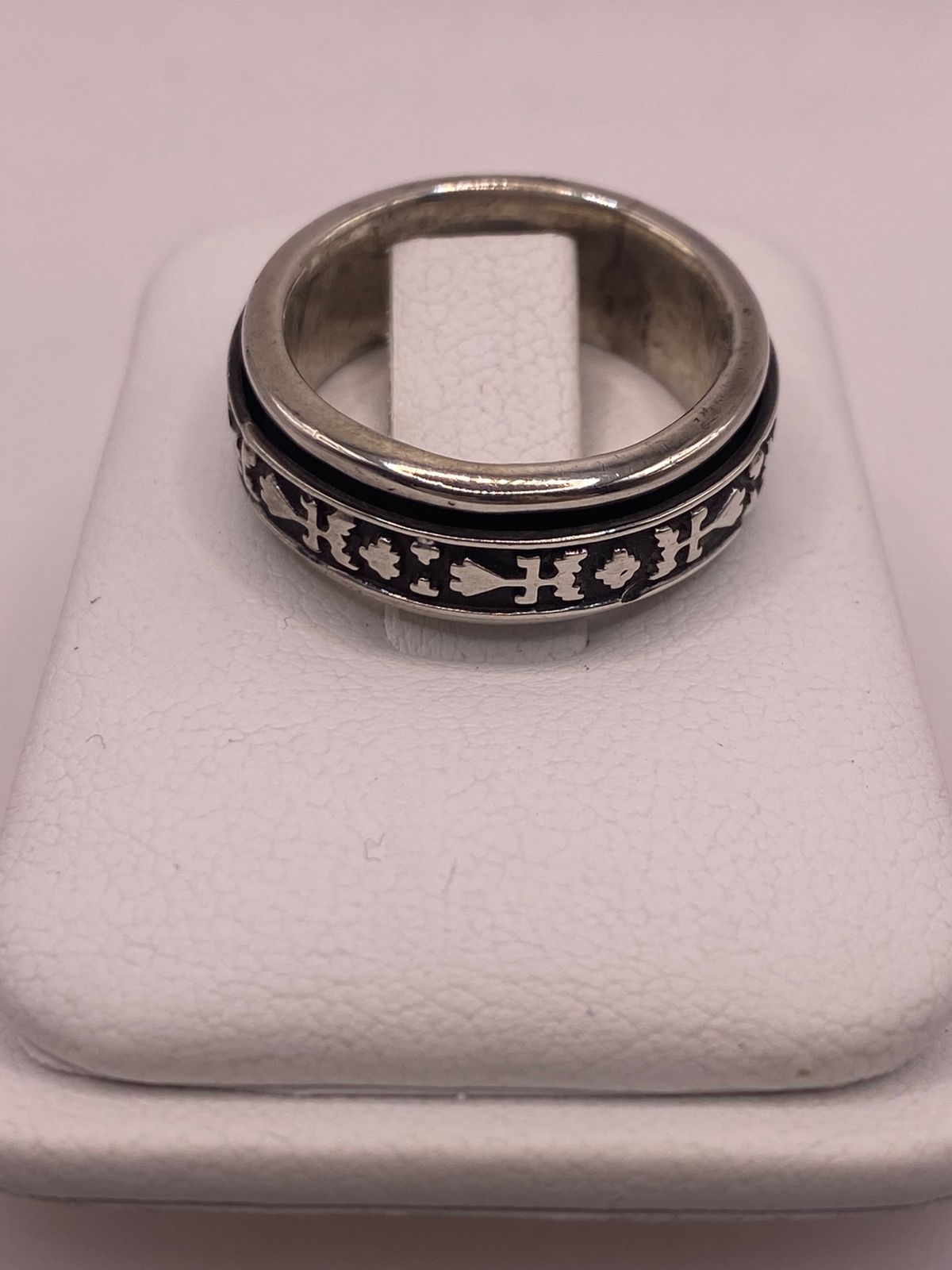 Anillo de Plata 925 con Motivos Simbólicos Grabados y Acabado Oxidado