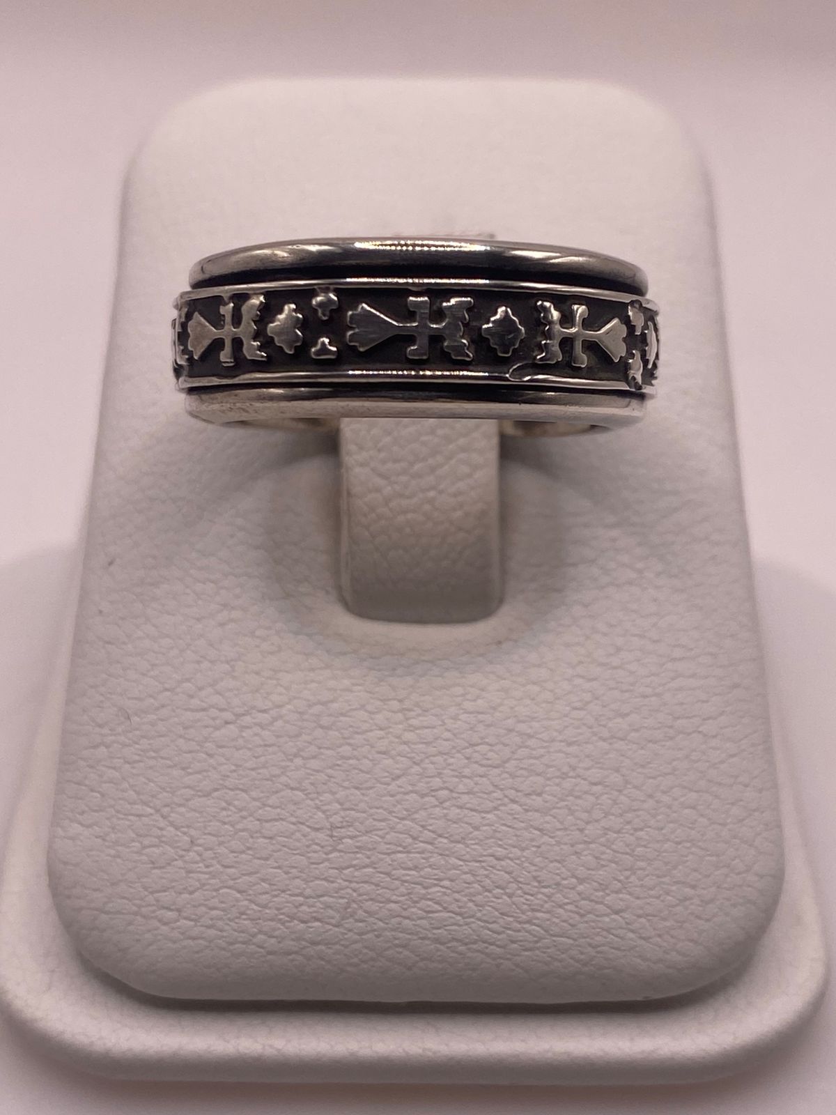 Anillo de Plata 925 con Motivos Simbólicos Grabados y Acabado Oxidado