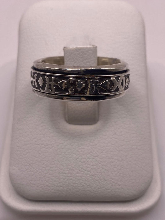 Anillo de Plata 925  con Motivos Simbólicos Grabados y Acabado Oxidado