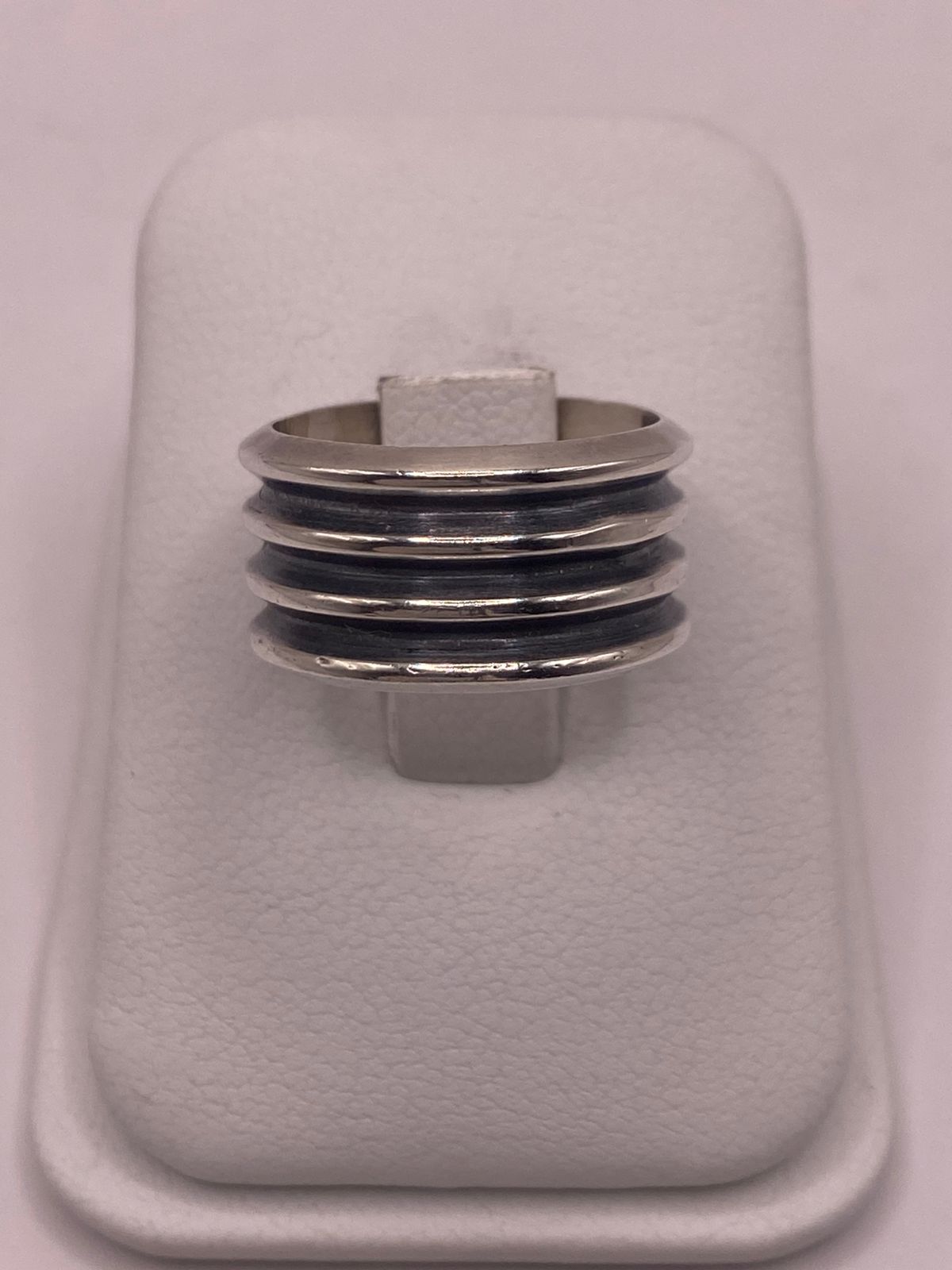 Anillo de Plata 925 con Múltiples Canales en Contraste Oscuro