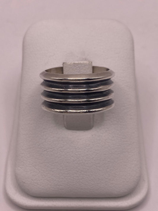 Anillo de Plata 925  con Múltiples Canales en Contraste Oscuro