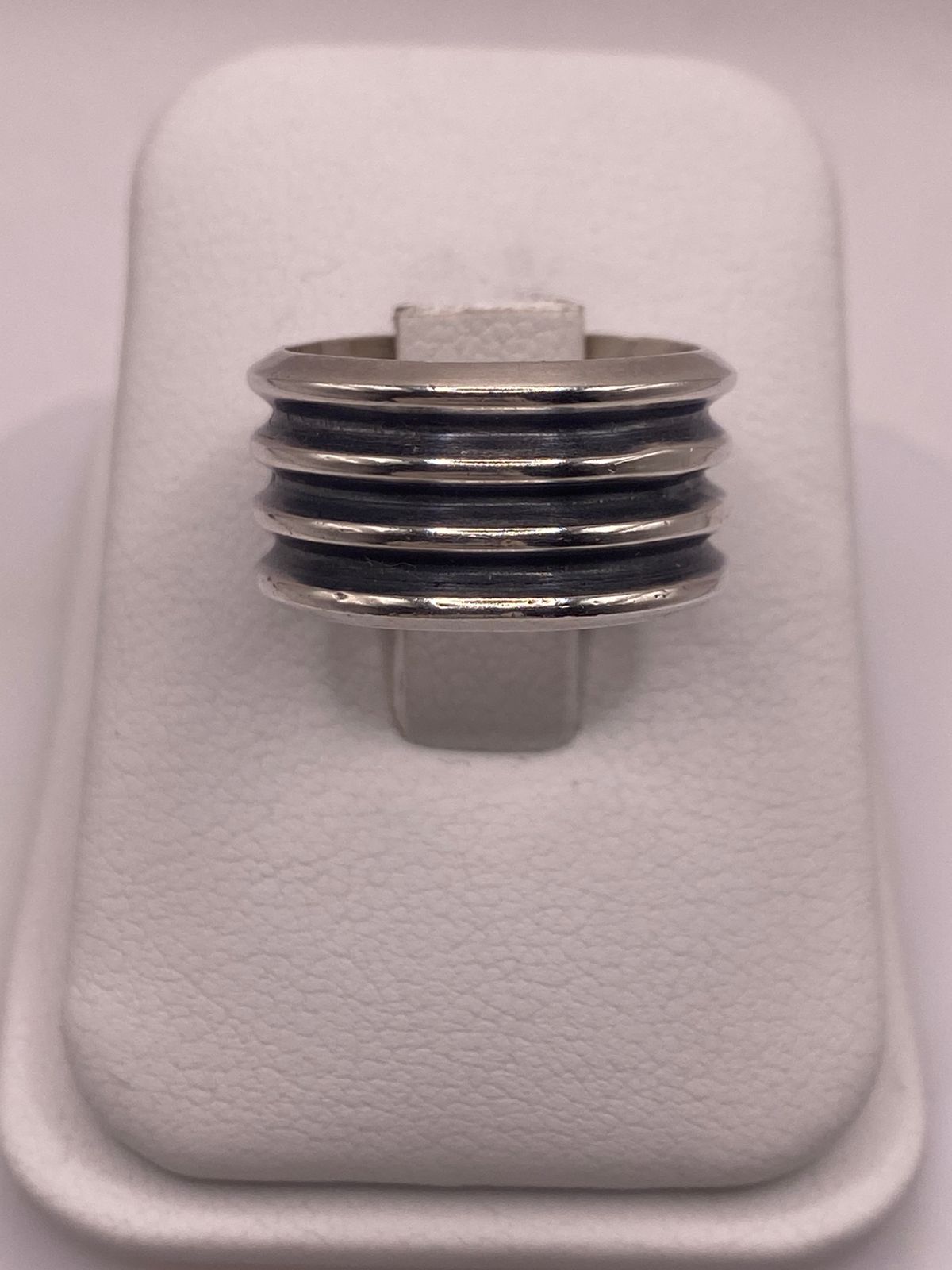 Anillo de Plata 925 con Múltiples Canales en Contraste Oscuro