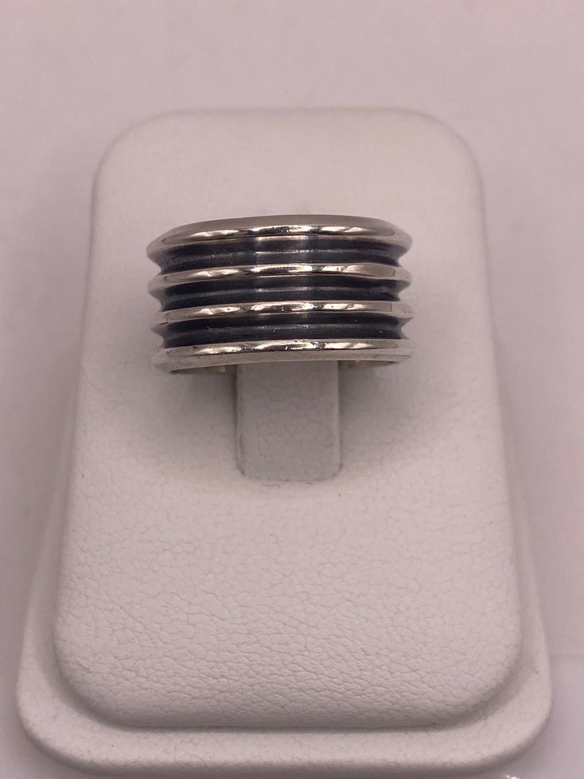 Anillo de Plata 925 con Múltiples Canales en Contraste Oscuro