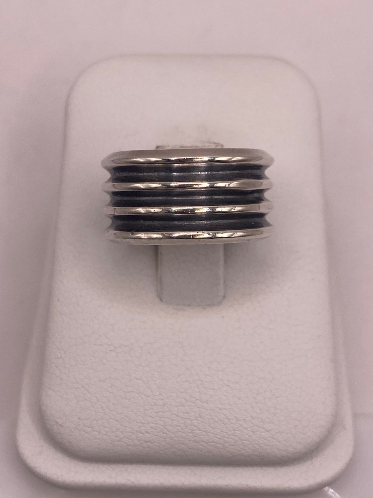 Anillo de Plata 925 con Múltiples Canales en Contraste Oscuro