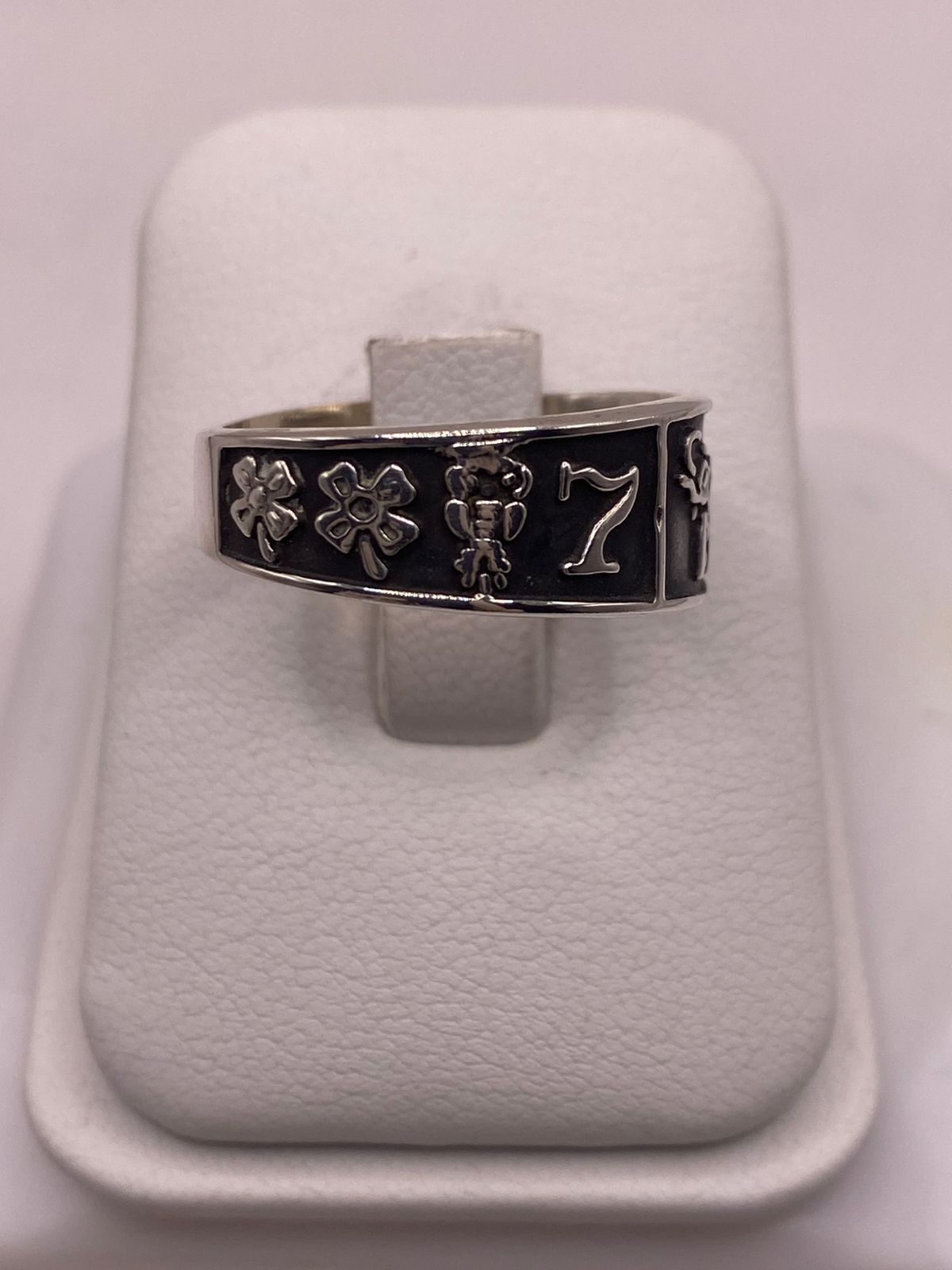 Anillo de Plata 925  con Símbolos de la Suerte y Acabado Oscuro