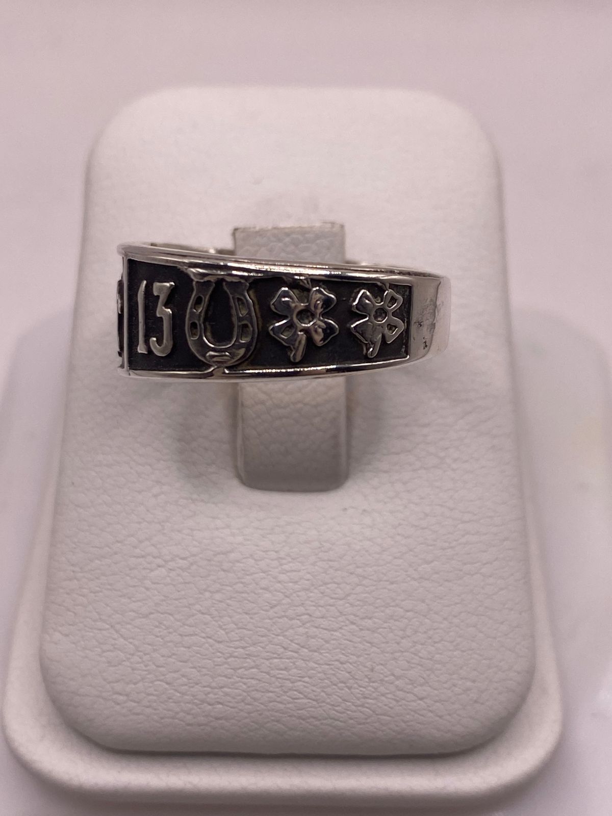 Anillo de Plata 925  con Símbolos de la Suerte y Acabado Oscuro