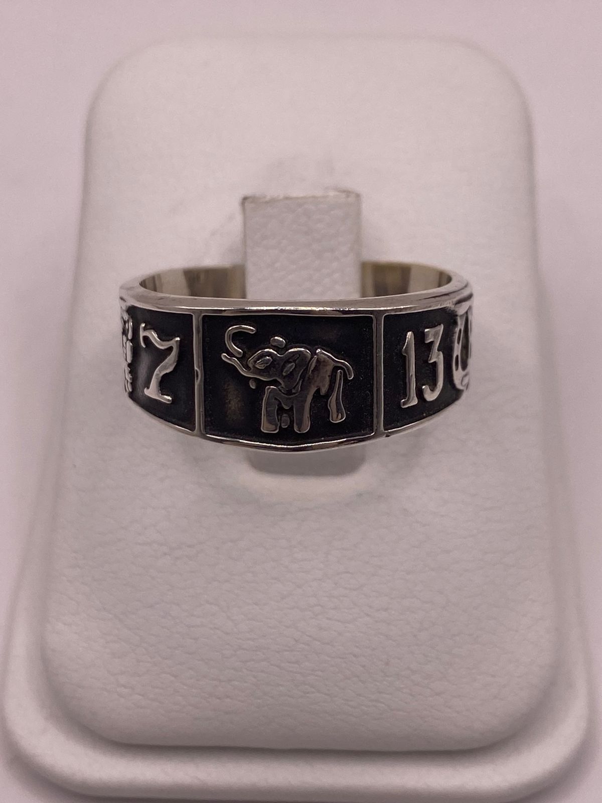 Anillo de Plata 925  con Símbolos de la Suerte y Acabado Oscuro