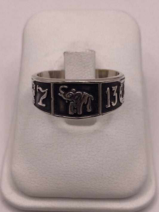 Anillo de Plata 925  con Símbolos de la Suerte y Acabado Oscuro