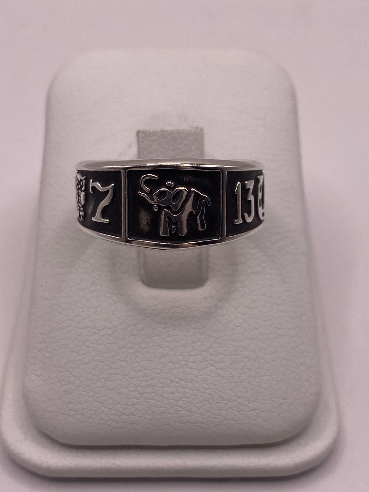 Anillo de Plata 925  con Símbolos de la Suerte y Acabado Oscuro