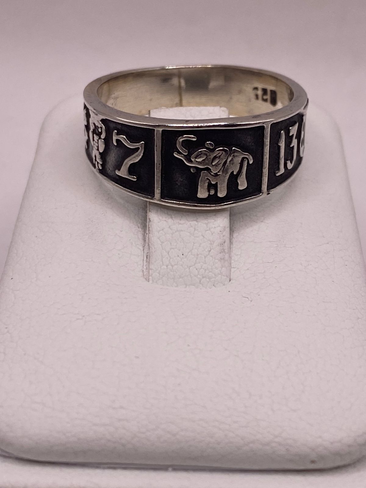 Anillo de Plata 925  con Símbolos de la Suerte y Acabado Oscuro