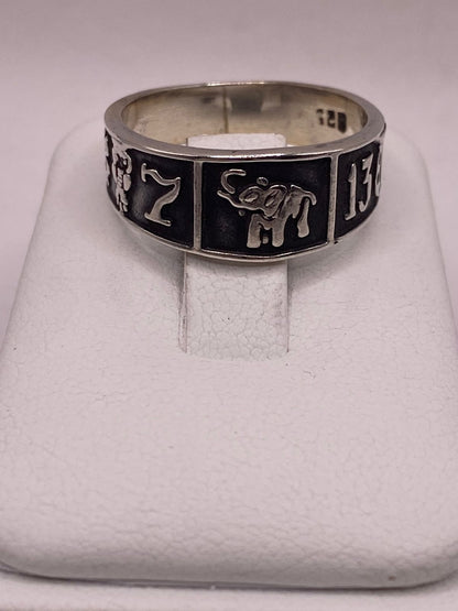 Anillo de Plata 925 con Símbolos de la Suerte y Acabado Oscuro, vista de detalle