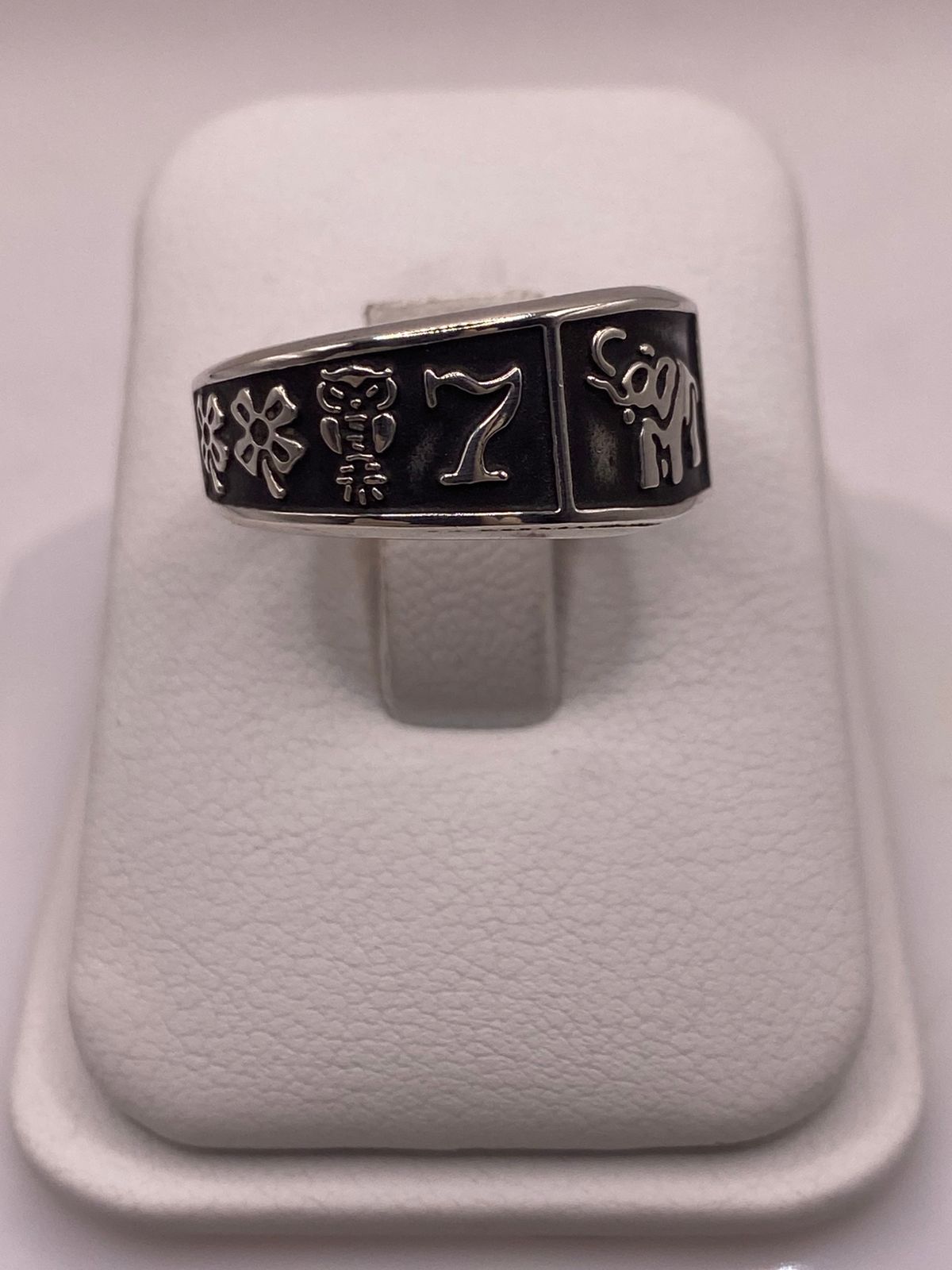 Anillo de Plata 925  con Símbolos de la Suerte y Acabado Oscuro