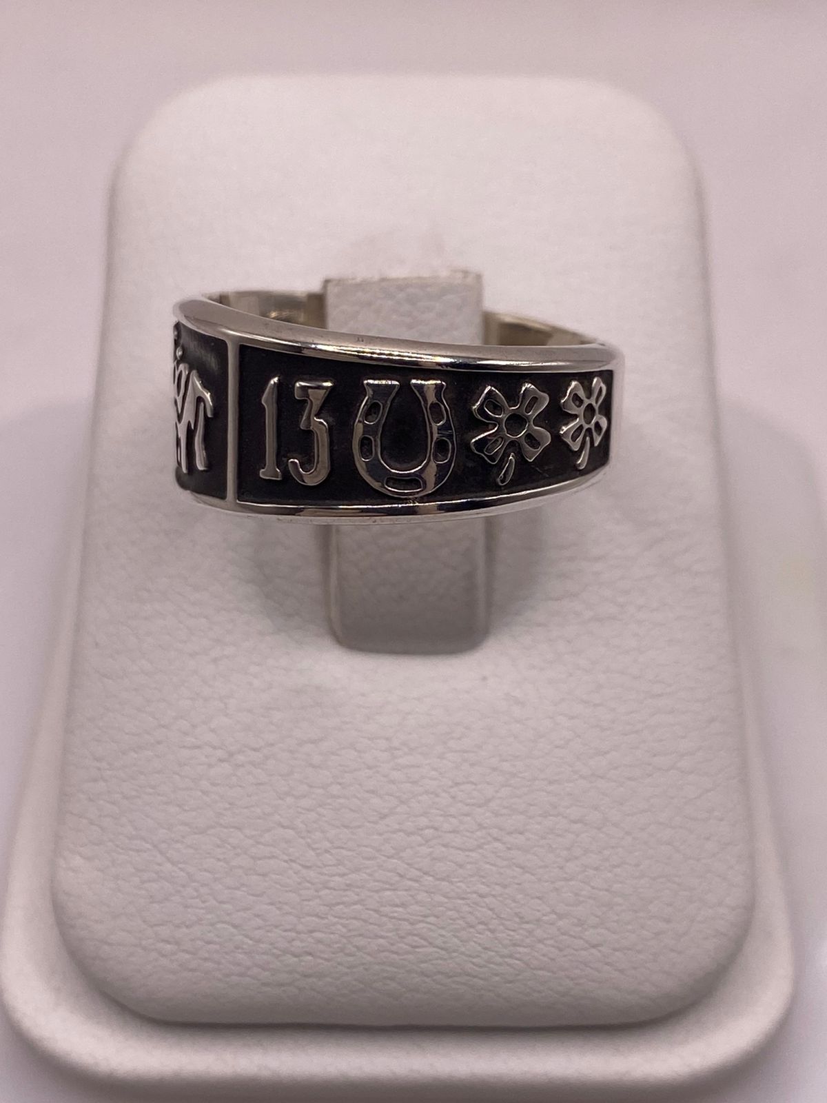 Anillo de Plata 925  con Símbolos de la Suerte y Acabado Oscuro