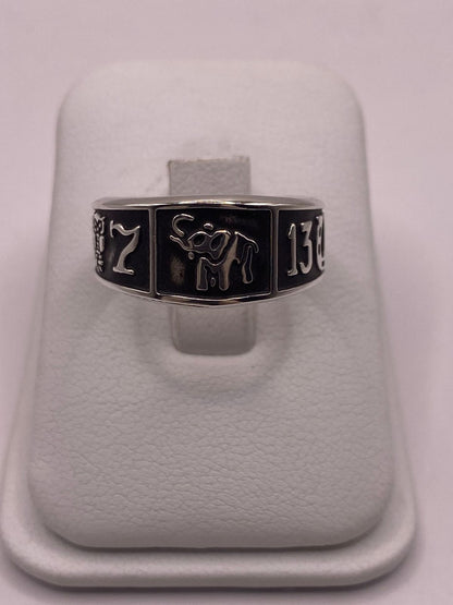 Anillo de Plata 925 con Símbolos de la Suerte y Acabado Oscuro, vista de detalle