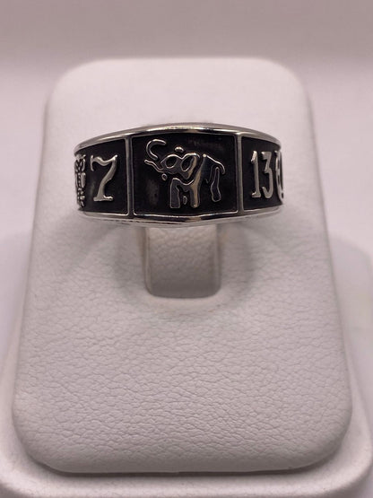 Anillo de Plata 925 con Símbolos de la Suerte y Acabado Oscuro — ángulo diagonal