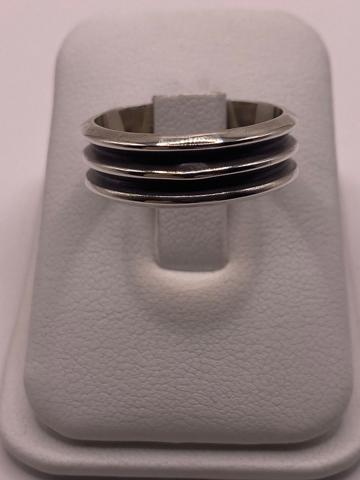 Anillo de Plata 925 con Triple Banda en Contraste Oscuro