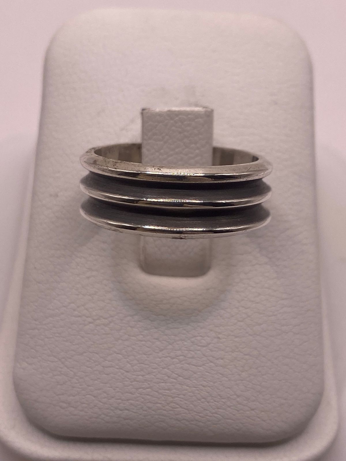 Anillo de Plata 925 con Triple Canal y Banda Central Oscura