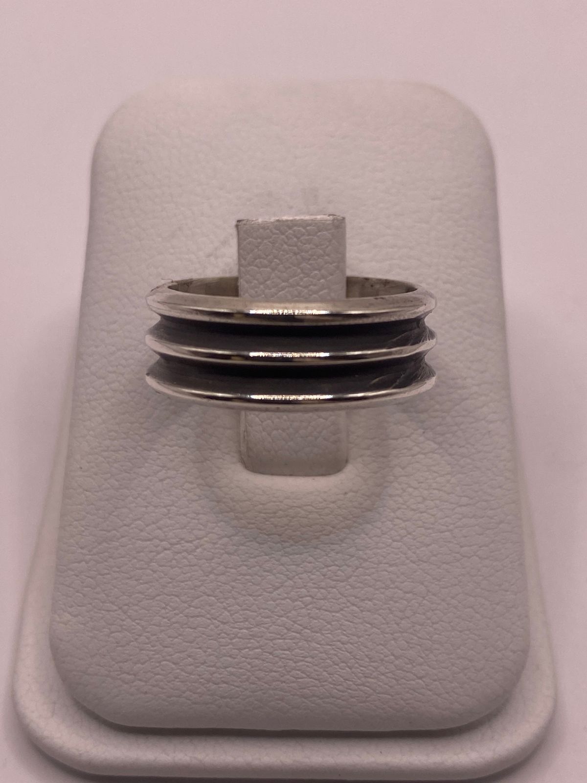 Anillo de Plata 925 con Triple Canal y Banda Central Oscura