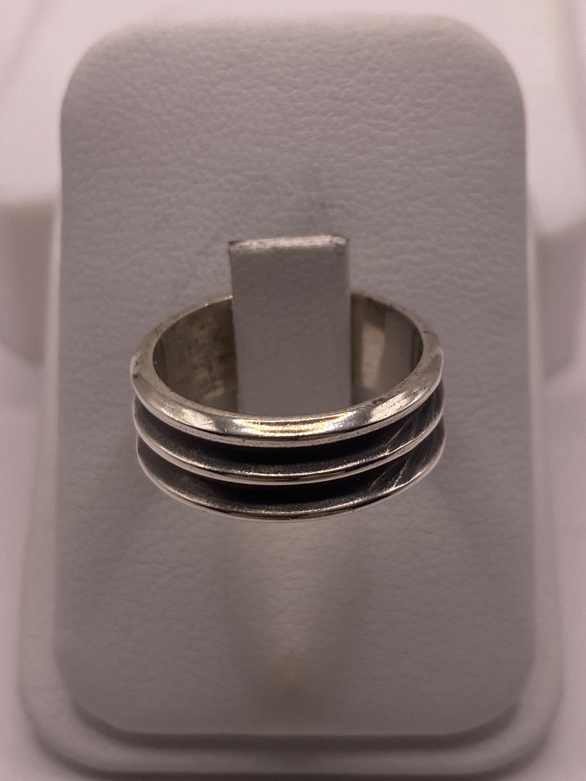 Anillo de Plata 925 con Triple Canal y Banda Central Oscura