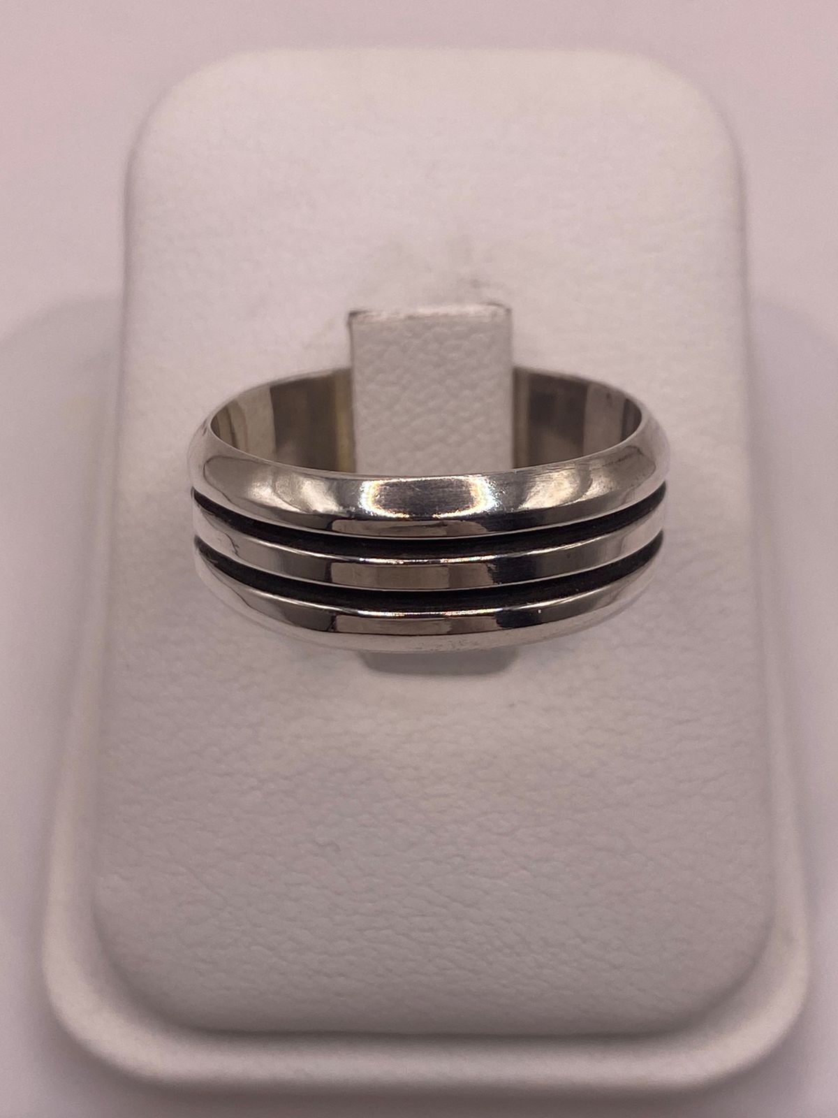 Anillo de Plata 925 con Triple Línea Central en Contraste