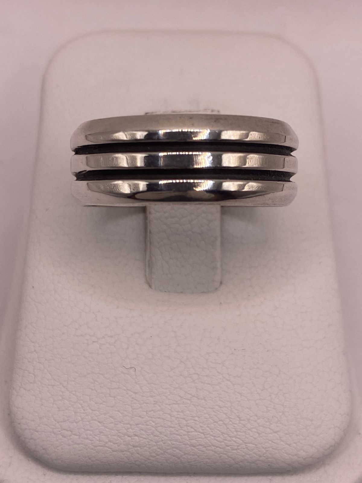 Anillo de Plata 925 con Triple Línea Central en Contraste