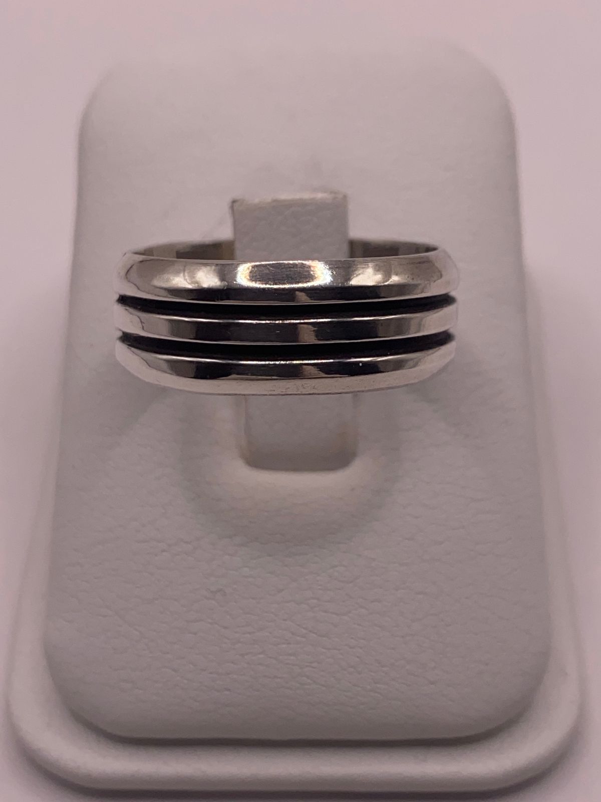 Anillo de Plata 925 con Triple Línea Central en Contraste
