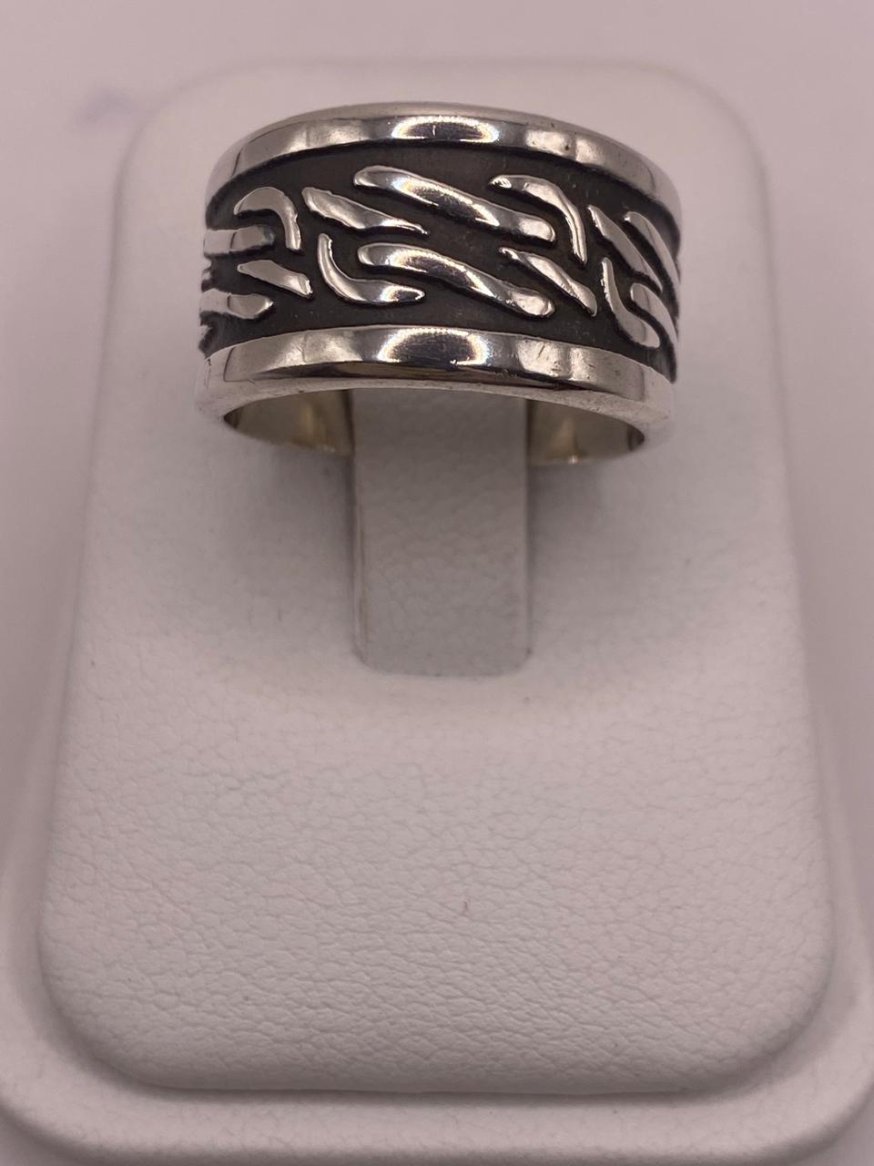Anillo de Plata Esterlina 925 con Diseño Orgánico en Relieve y Acabado Oxidado