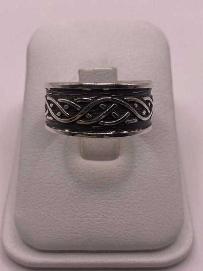 Anillo de Plata Esterlina 925 con Diseño Trenzado Estilo Celta y Acabado Oxidado, vista lateral