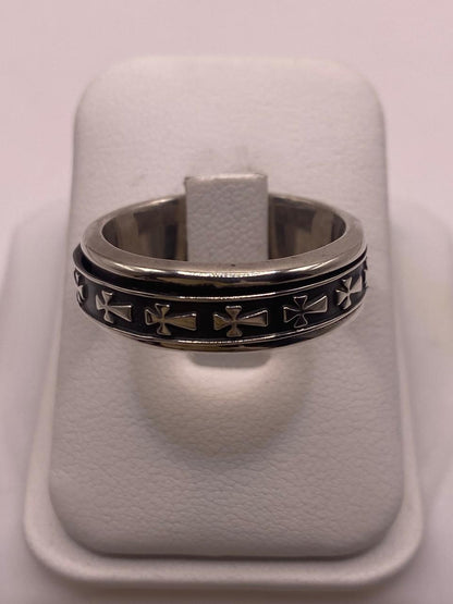 Anillo de Plata Esterlina 925 con Motivos de Cruces y Acabado Oxidado, vista lateral