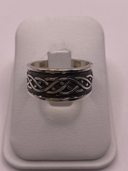 Anillo de Plata Esterlina 925 con Nudo Celta y Acabado Oxidado — vista lateral