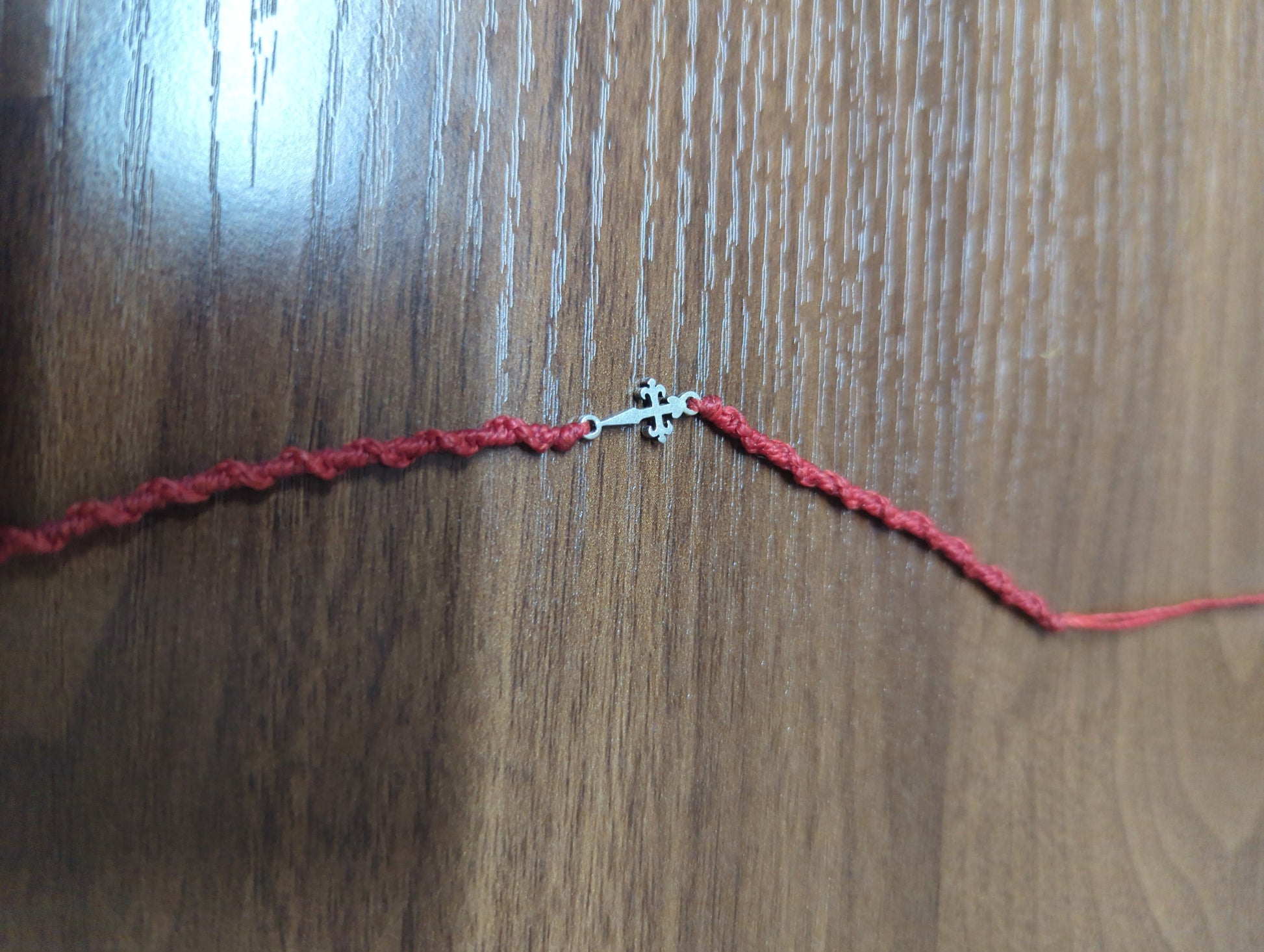 Pulsera anti-ansiedad tejida en cordón rojo con cierre de plata .925 TAXCO, vista frontal