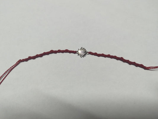 Pulsera de cordón borravino con dije concha plateada .925, Taxco